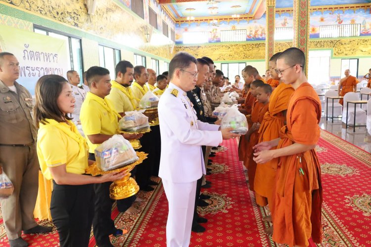 "ในหลวง"โปรดเกล้าฯให้ถวายภัตตาหารพระราชทาน แด่พระภิกษุ สามเณร สอบบาลีสนามหลวง
