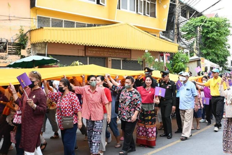 บางขุนพรหมจัดใหญ่! ขบวนเฉลิมพระเกียรติ อัญเชิญผ้าห่มพระราชทานถวายองค์หลวงพ่อโต ในงานประจำปีวัดอินทรวิหาร