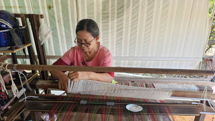 เยี่ยมชมบ้านทอผ้า “ป้าผอย” มรดกทางภูมิปัญญาท้องถิ่นชุมชนตำปูง