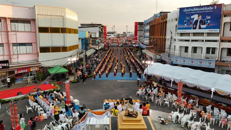 ผู้ว่าฯศรีสะเกษนำปชช.เจริญพระพุทธมนต์เย็น เนื่องในงานบวงสรวงและสมโภชรูปหล่อพระนางศรีสระเกศ