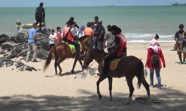 ชาวมาเลเซียแห่เข้ามาท่องเที่ยววันหยุดสุดสัปดาห์ ชายหาดสมิหลาคึกคัก