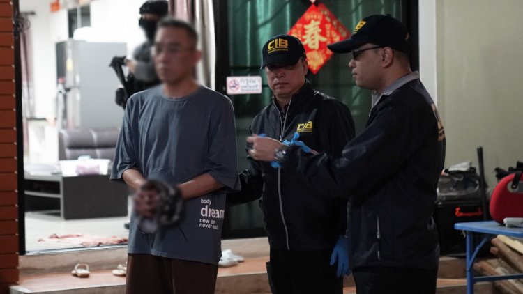 ตำรวบุกรวบบอสจีนดำหนีคดีโกง 1.5 หมื่นล้าน ตั้งแก๊งปลอมบัตรปชช.เถื่อน