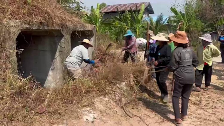 ชาวตำบลบึงมะลูร่วมกันพัฒนาหมู่บ้านทำความสะอาดบังเกอร์หมู่บ้านชายแดนไทย/กัมพูชา