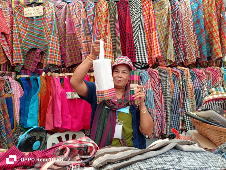 “กลุ่มทอผ้าบ้านคำโพนทอง” สร้างแบรน์ 3 ฤดู ผ้าขาวม้าถิ่นไทยบุกตลาด