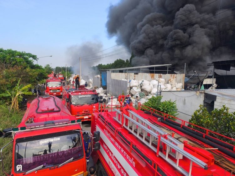 ไฟไหม้ร้านขยะรีไซเคิลย่านลำลูกกาวอดกลุ่มควันดำทะมึน