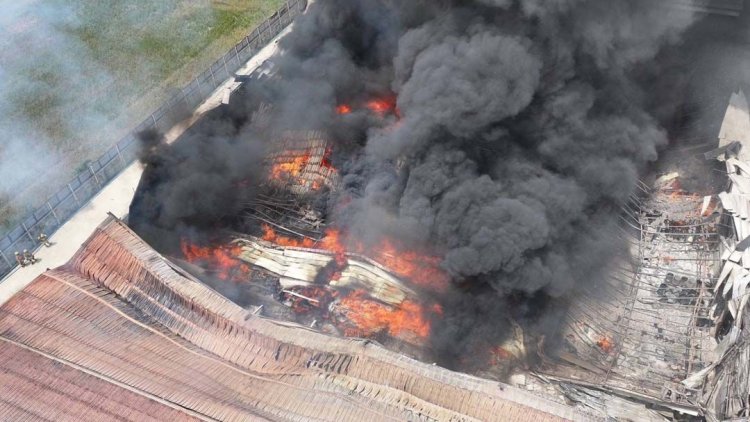 ไฟไหม้‘โรงงานกระดาษ’ขนาดใหญ่ที่นนทบุรี ระดมรถดับเพลิงกว่า 20 คันระงับเหตุ