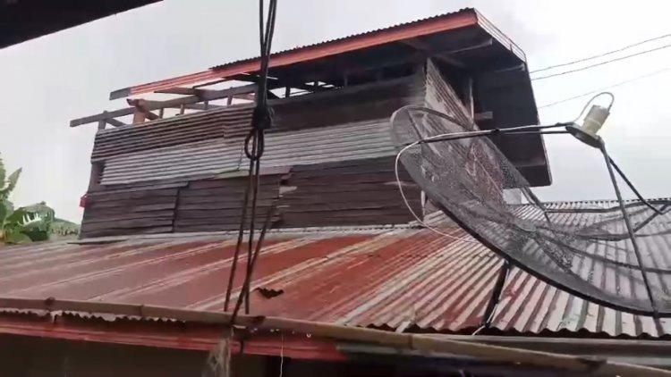 สุรินทร์อ่วม!พายุฤดูร้อน พัดถล่มบ้านเรือนหลังคาปลิวว่อนเสียหายหลายสิบหลัง