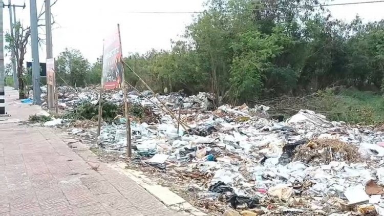 สุดทน!ขึ้นป้ายสาบแช่งคนมักง่ายนำขยะมาทิ้งส่งกลิ่นเหม็นโฉ่