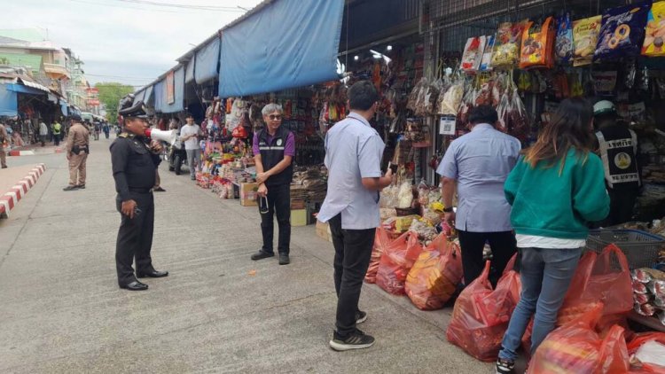 สธ.ยึดสินค้าตลาดอินโดจีนมุกดาหารไม่มีเครื่องหมายอย.-ขนมหมดอายุ