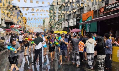 ถนนข้าวสาร คึกคัก!  นักท่องเที่ยวควงปืนฉีดน้ำเล่นสงกรานต์ชุ่มฉ่ำ