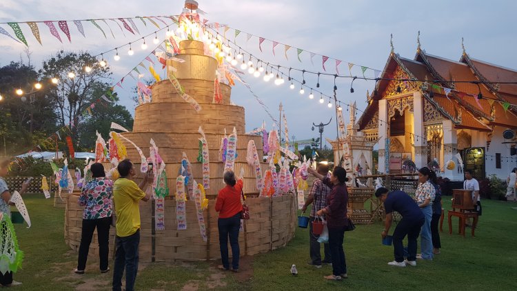 น่าน- สงกรานต์เริ่มแล้ว ประชาชน นักท่องเที่ยว ขนทรายเข้าวัด-ปักตุงทำบุญปีใหม่เมือง