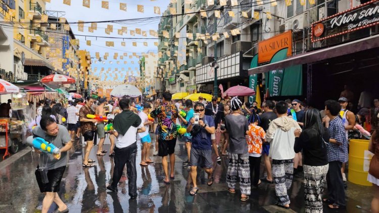 ถนนข้าวสาร คึกคัก! นักท่องเที่ยวควงปืนฉีดน้ำเล่นสงกรานต์ชุ่มฉ่ำ