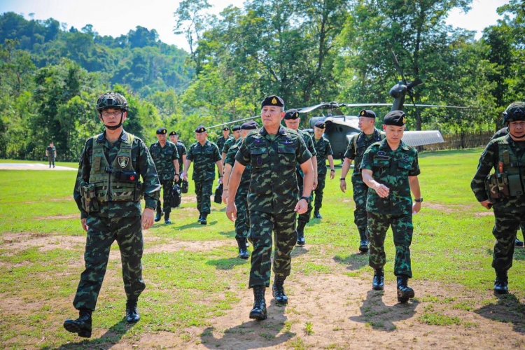 ผบ.ทบ. ตรวจเยี่ยมฐานปฏิบัติการ ตามแนวชายแดนไทย –เมียนมา ของ ฉก.ราชมนู กองกำลังนเรศวร