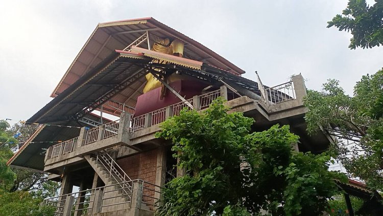 กบินบุรีอ่วม!พายุฤดูร้อน ลมกระโชกแรง พลัดหลังคาโดมล้มทับหลวงพ่อโสธรจำลองเศียรพระหัก