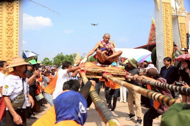 ชัยภูมิระเบิดความมัน! “แห่นาคโหด” หนึ่งเดียวในโลก คนแน่นหมู่บ้าน ลุ้นระทึกนาคตกแคร่–คึกคักสุดในรอบปี