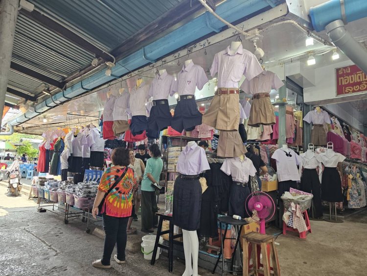 ปราจีนบุรี ก่อนเปิดเทอมพบชุด ลส.-นนร. ขายไม่ดี ขณะชุดนักเรียนคึกคัก!