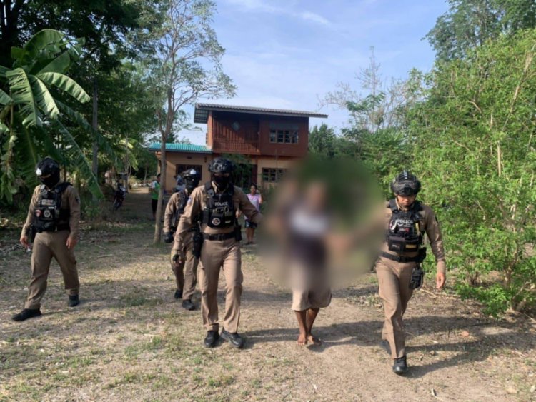 สามีป่วยจิตเวช คลุ้มคลั่งทำร้ายเมียชราบาดเจ็บ ตำรวจรุดช่วยเมียนำตัวสามีส่งรพ.อุทัยธานี