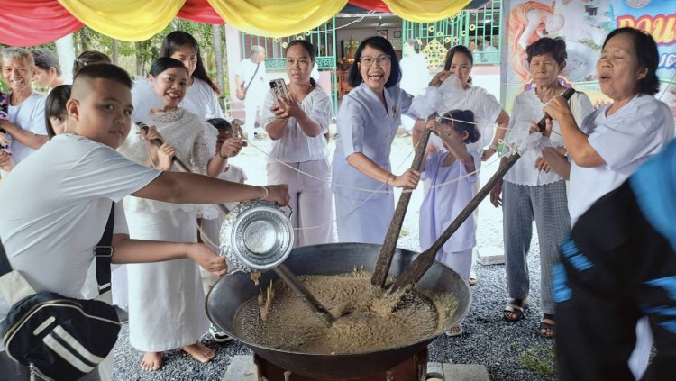 ปลัดอบต.นาเกตุ ร่วมญาติธรรมสืบสานตำนาน “กวนข้าวมธุปายาส” วันวิสาขะบูชา
