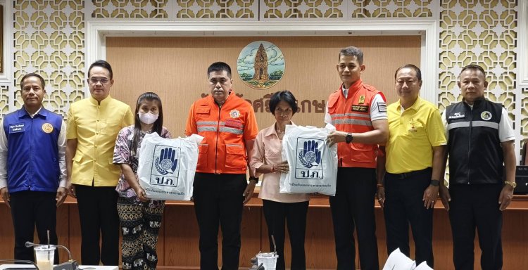 ผู้ว่าฯศรีสะเกษมอบเงินช่วยเหลือผู้ประสนภัยพิบัติกรณีฉุกเฉิน (แผ่นดินไหว)กทม.ให้แก่ 2 ทายาทผู้เสียชีวิต