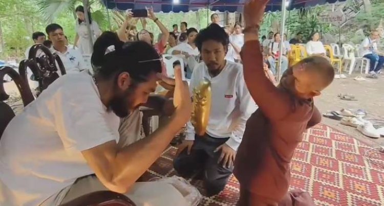 ของขึ้นกลางพิธีงานครอบครู ร้องสนั่นลั่นวัด ช่วยกันจับอุตลุด