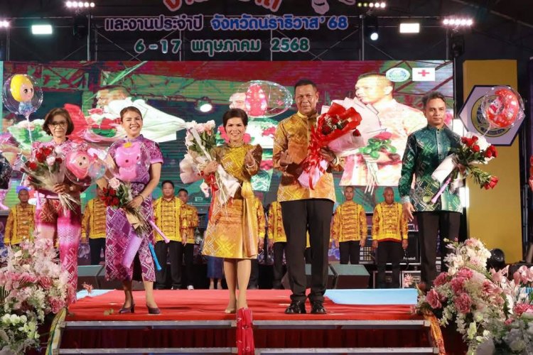 สุดปัง! กับแฟชั่นโชว์ผ้าลายพระราชทาน “เบญจแพรพรรณ เมอนารอ ผ้าทอศิลปาชีพ" นราธิวาส