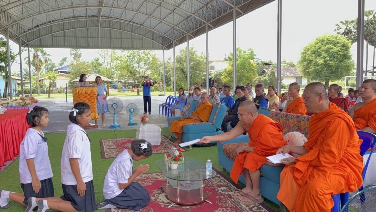 โรงเรียนบ้านรัตนะ จ.สระแก้ว รับมอบ “พระพุทธสุริยทิพยมงคลมุนี” จากโครงการสร้างพระพุทธรูป