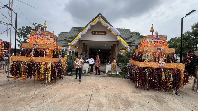 ชัยภูมิสุดคึกคัก! แห่มาลัยดอกไม้ยาวที่สุดในโลก ถวายเจ้าพ่อหมื่นแสน บ้านลาดใหญ่