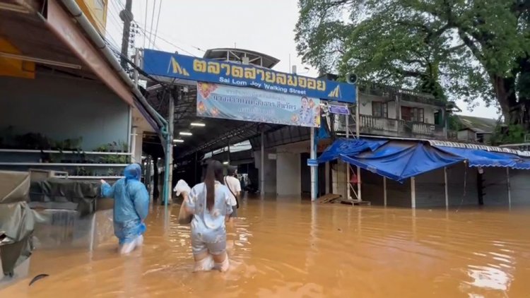 ฝนถล่มน้ำทะลักท่วมแม่สายกลางดึก อพยพสิ่งของหนีโกลาหล
