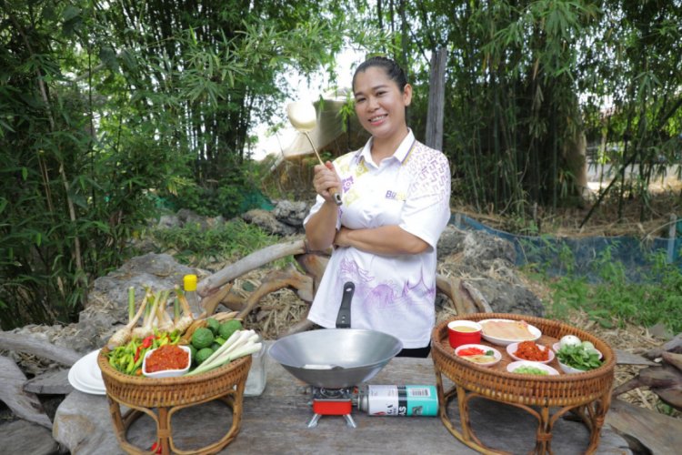 ส.ป.ก. สุพรรณบุรีหนุนวิสาหกิจชุมชน “พริกแกงหอมสุพรรณ”สร้างรายได้เกษตรกรมั่นคง