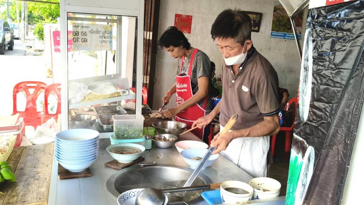 เกาเหลาเครื่องในโกเส้ง สูตรจีนแต้จิ๋ว อร่อยคู่เมืองตรังกว่า 70 ปี