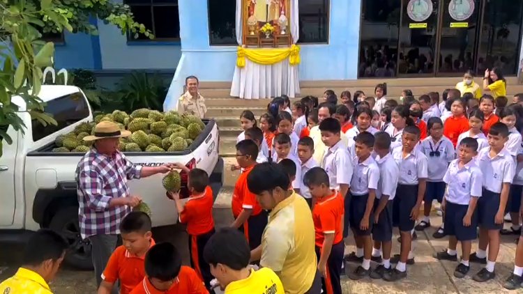 ใจถึงพึ่งได้ของแทร่!นายกอบต.เมืองเก่าพิจิตรซื้อทุเรียนแจกครูนักเรียนโรงเรียนในสังกัด