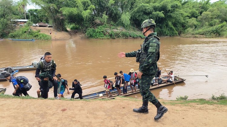 เมียนมาสู้รบเดือด!ผู้อพยพทะลักชายแดนไทยหนีภัยสงคราม-ทหารตรึงกำลังเข้ม