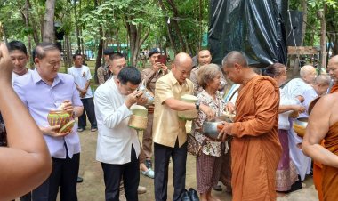 ชาวศรีสะเกษพร้อมใจตักบาตรข้าวเหนียวในงานปริวาสกรรม ณ วัดอุทยานธรรมดงยาง