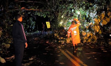 พายุฝนพัดถล่มเบตง จนท.เร่งช่วยเหลือปชช.ได้รับผลกระทบจากวาตภัย