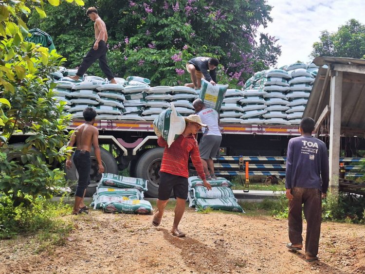 คนทำสวนมีรอยยิ้ม!!!  “ปุ๋ยอินทรีย์ ไทยกรีน” บริการฉับไวส่งถือมือเกษตรกรปลายด้ามขวาน