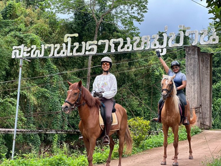 น่าน – นักท่องเที่ยวเปิดประสบการณ์ ขี่ม้าท้าฝน ยลโฉมเมืองเก่า ครั้งแรกในเมืองน่าน นำม้าขึ้นท้าดอยสูง ถนนเลข 3 – หมู่บ้านสะปัน โปรโมทการท่องเที่ยวฤดูฝน