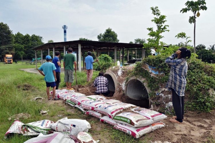 ชายแดนศรีสะเกษตึงเครียด! ชาวบ้านภูมิซรอล ซ่อมหลุมหลบภัย-ตั้งกรุ๊ปไลน์แจ้งเหตุร้าย
