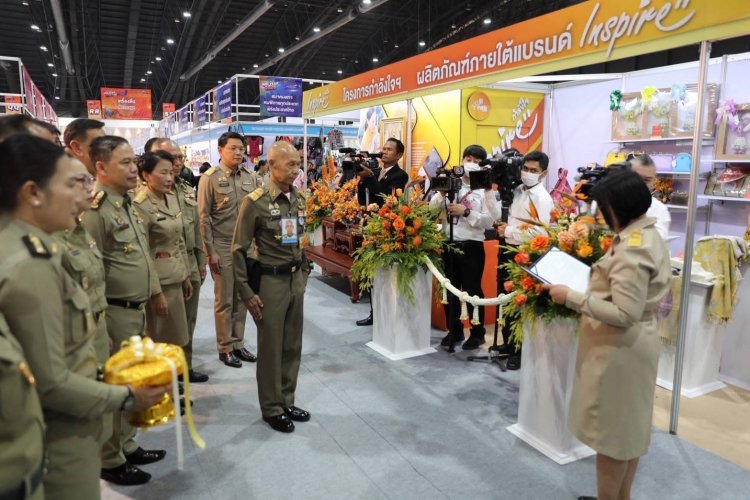 อธิบดี พช.ร่วมรับ กรมวังผู้ใหญ่ประจําพระองค์ฯ เปิดร้านโครงการกําลังใจฯในงาน OTOP MIDYEAR 2025