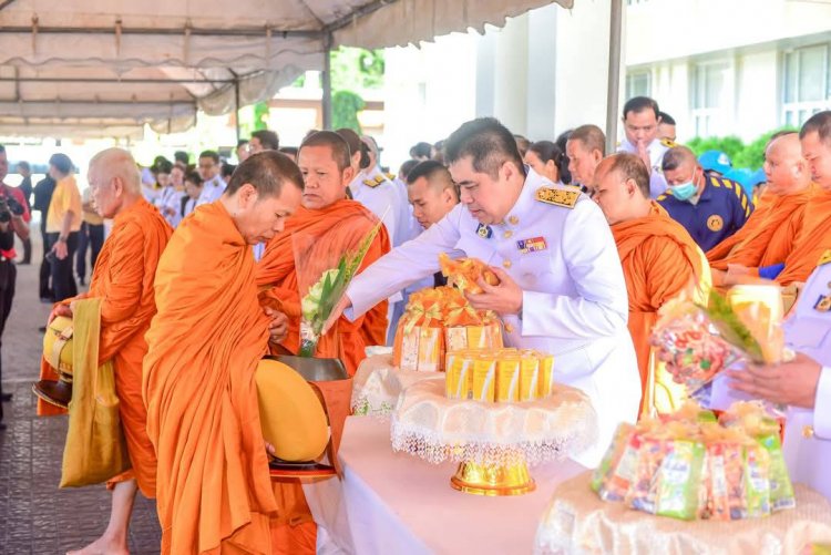 พสกนิกรชาวศรีสะเกษ ร่วมทำบุญตักบาตรถวายเป็นพระราชกุศลในหลวงรัชกาลที่ 8