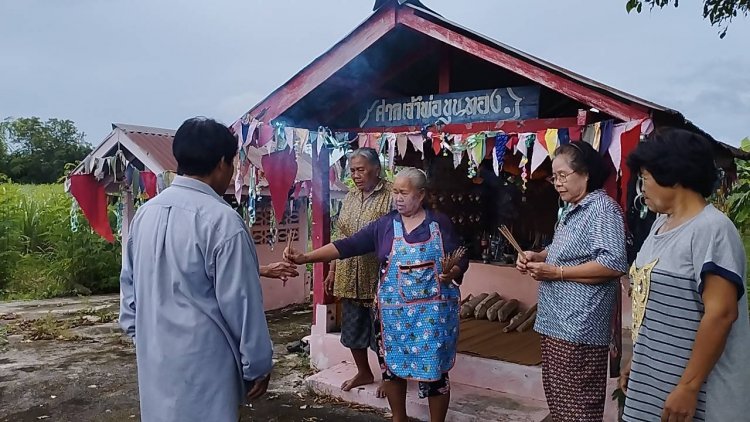 ชาวบ้านแห่กราบไหว้ศาลเจ้าพ่อขุนทองศักดิ์สิทธิ์ได้เลขเด็ดลุ้นเสี่ยงโชค