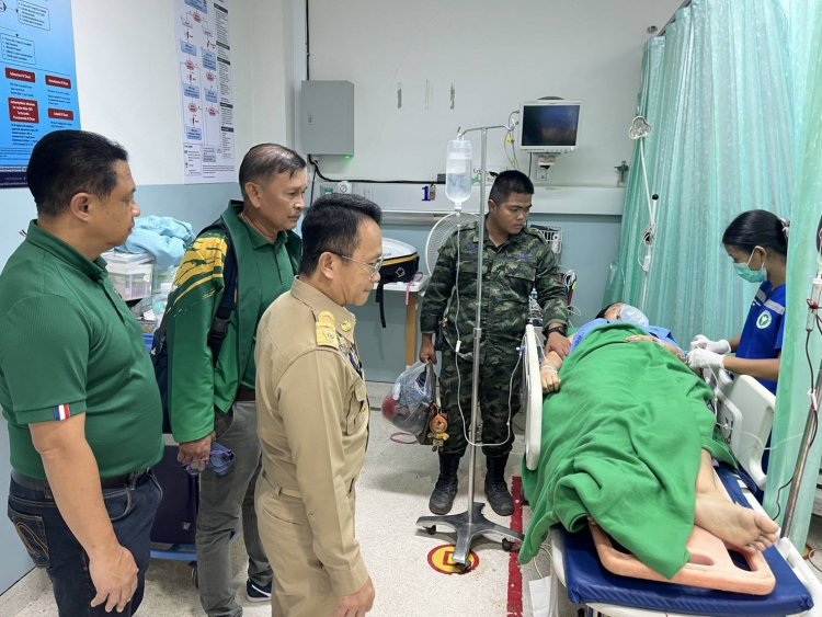 หนุ่มคลั่งยาไล่ฟันเจ้าหน้าที่ธนาคารฯหัวแบะ ถูกหามส่งรพ.ขุนหาญเจ็บโคม่า