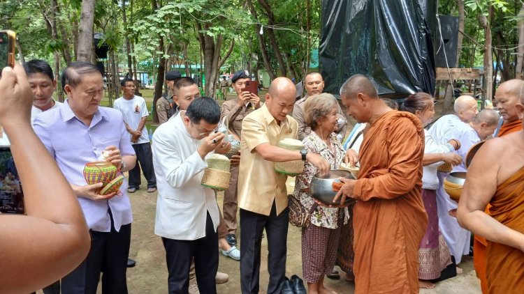 ชาวศรีสะเกษพร้อมใจตักบาตรข้าวเหนียวในงานปริวาสกรรม ณ วัดอุทยานธรรมดงยาง