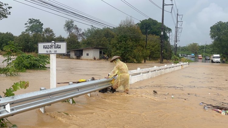 ฝนถล่มตราด”แหลมงอบ-เขาสมิง”ระทึกน้ำป่าไหลหลากท่วมสะพาน-ถนน