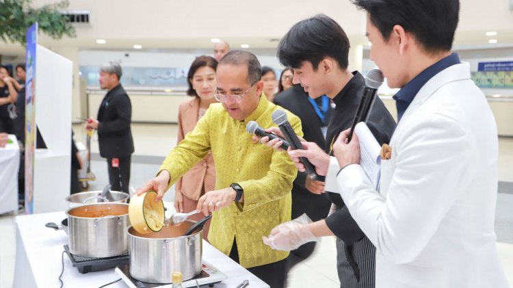 อร่อยยกจังหวัด !! ผู้ว่าฯปทุมธานี โชว์ทำเมนู "ขนมจีนน้ำยากะทิปลาดุกเม็ดบัว” ในเทศกาล “มหัศจรรย์อาหารเมืองปทุม”