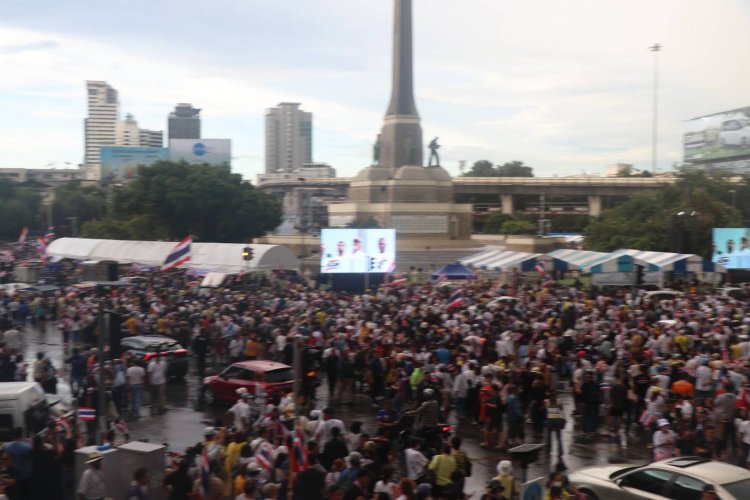 ม็อบ "รวมพลังแผ่นดิน"ยื่น 3 ข้อเรียกร้องฝ่าสายฝนนายกฯรับผิดชอบ-ลาออก-พรรคร่วมถอนตัว