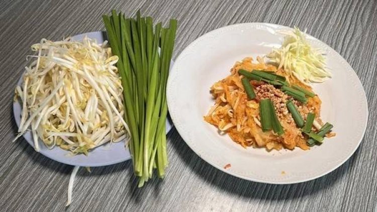 ผัดไทยโบราณวัดท้องคุ้ง อร่อยจากรุ่นสู่รุ่น ครองใจคนอ่างทองยาวนานถึง 123 ปี