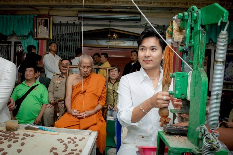 "โน้ต-ชิสนุ" จับมือ "เล็ง แสตมป์" ร่วมพิธีพุทธาภิเษก "คุณแม่บุญเรือน" วัดอาวุธฯ
