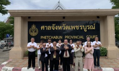 แกนนำสมาชิกสหกรณ์ออมทรัพย์ครูฯเดินทางมาสู้คดีที่ศาลจังหวัดเพชรบูรณ์