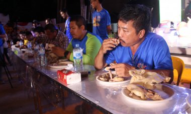 แชมป์เก่า คว้าชัย โชว์ฟอร์มเด็ด กินไก่เบตงในเทศกาลผลไม้และของดีเมืองเบตง