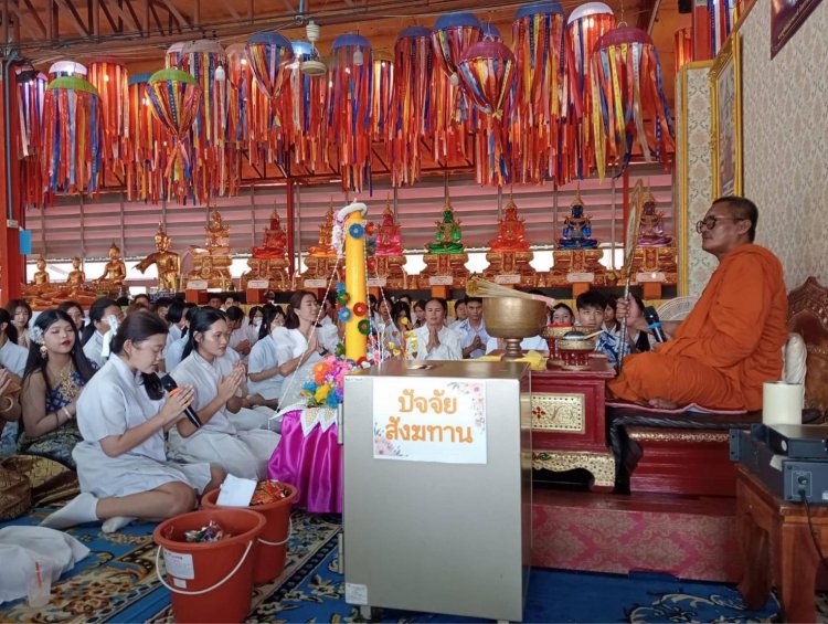 นักเรียน-ประชาชนพร้อมใจแห่เทียนพรรษาถวายวัดก่อนหยุดยาว